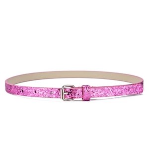 Dettaglio cintura glitter rosa per bambini, sottile cinturino scintillante con fibbia ad ardiglione.