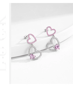 Dettaglio degli orecchini a cuore in argento S925 con scintillanti zirconi rosa