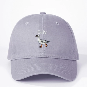 Lavendelfarbene Baumwoll-Baseballkappe mit Silly-Stickerei und weißer Gans vorne