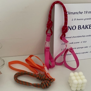 Dettaglio di tracolle in nylon intrecciato con fibbie a sgancio rapido e nodi