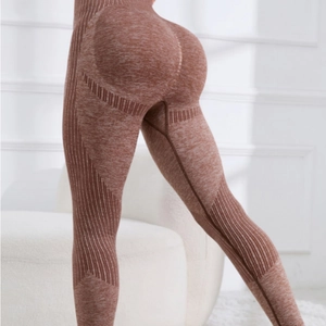 Leggings yoga a vita alta senza cuciture con effetto push-up in marrone melange
