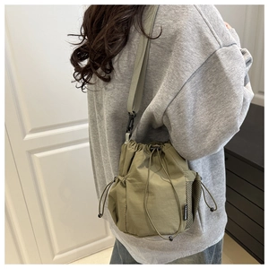 Detail der helloliven Nylon-Beuteltasche mit seitlicher Netztasche und Trageriemen
