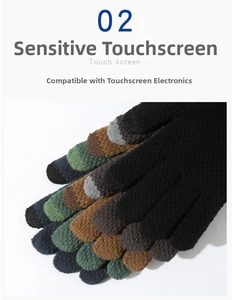 Dettaglio delle punte touch screen su guanti invernali in maglia caldi da uomo