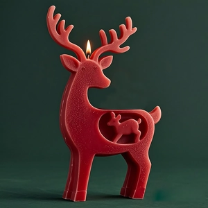 Bougie parfumée de renne rouge avec motif faon évidé et mèche brûlant sur fond vert