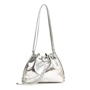 Moderne silberne Metallic-Beuteltasche mit Kordelzug und glänzendem Leder in Faltenoptik