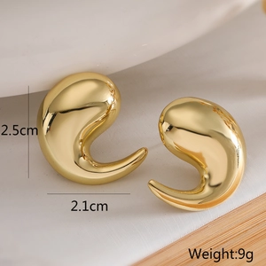 Irregular heart shaped gold earrings with zircon stones and product dimension details