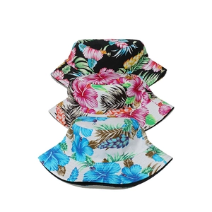 Détail de bobs avec imprimés floraux tropicaux disponibles en trois coloris différents