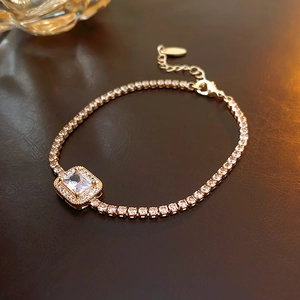Detailopname van luxe vierkante zirkoon armband met halozetting en gouden plating