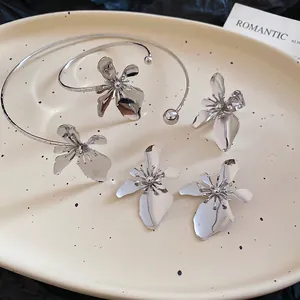 Chic silver flower jewelry set with metallic choker and matching floral accessories