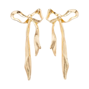 Boucles d'oreilles nœuds dorées élégantes au design ruban minimaliste et fini brillant