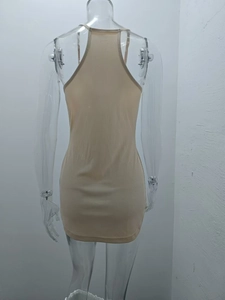 Vue arrière détaillée de la mini robe moulante en maille côtelée beige à dos en T