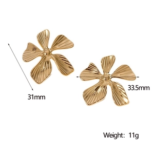 Detail showing dimensions 31mm by 33.5mm and 11g weight of gold flower earrings