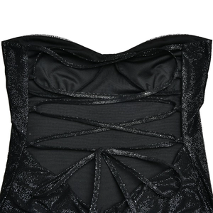 Gros plan du dos d'une robe noire scintillante avec laçage croisé et tissu texturé