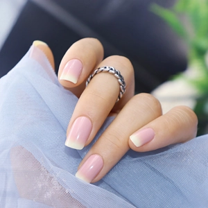 Faux Ongles à Presser Dégradé Rose Blanc Doux Translucide Glacé Court Carré Rond Amovibles Français pour Femmes Filles