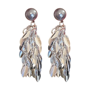 Boucles d'oreilles feuilles argentées avec perles grises et élégantes franges en métal
