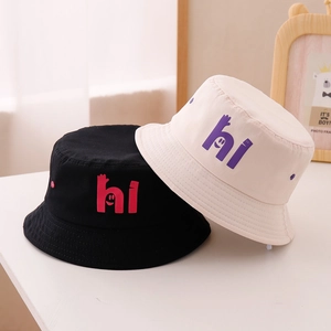Chapeau bob enfant avec imprimé hi rigolo en noir et beige, chapeau de soleil en coton doux