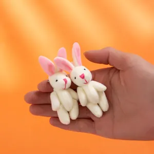 Set di due simpatici ciondoli a forma di coniglio bianco per albero e borsa