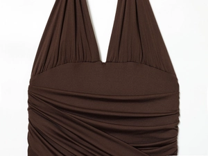 Détail d'un body dos nu marron foncé en maille extensible avec plis élégants sur le col