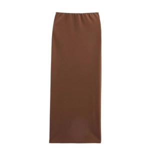 Jupe midi marron foncé ajustée texturée minimaliste avec une finition satinée lisse