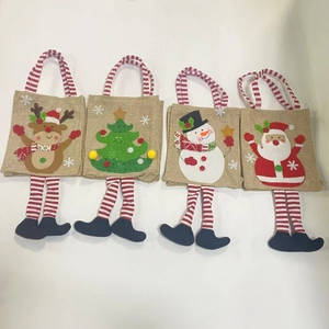 Quattro sacchetti regalo natalizi in lino assortiti con gambe a righe e motivi festivi