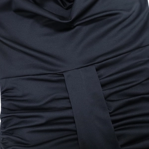 Vue macro du design de fronces noires et de la texture de tissu plissé sur une robe ajustée