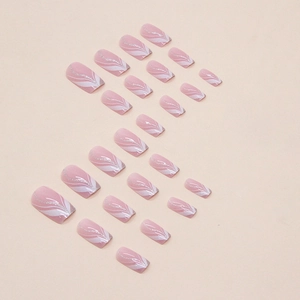 Unghie finte quadrate corte color rosa nudo con linee bianche e dettagli in glitter argento