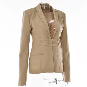 Detailansicht des khakifarbenen Blazers mit stilvollen Hüftgurten und Metallschnallen