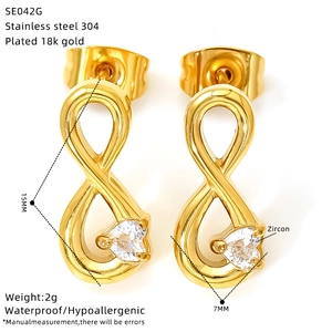 Détails et dimensions des boucles d'oreilles cœur infini en acier plaqué or 18k