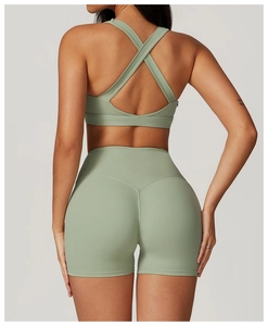 Vista posteriore del set yoga con reggiseno a incrocio e pantaloncini a vita alta