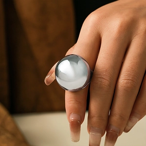Bague boule argentée polie avec design dôme minimaliste et finition plaquée or 18k