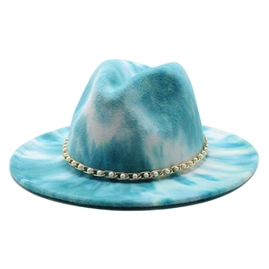 Chapeau fedora en laine tie-dye bleu et blanc avec chaîne en perles dorées