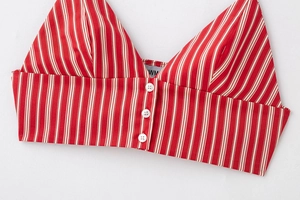 Détail du haut bralette à rayures rouges et blanches avec boutons blancs