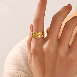 18k vergoldeter geometrischer Edelstahlring mit diagonaler Rippenstruktur für Damen