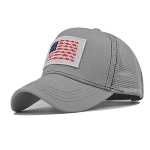 Dettaglio cappello trucker grigio con patch creativa bandiera USA a forma di pesci