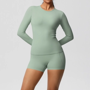 Détail de l'ensemble de yoga vert sauge avec haut à manches longues et short taille haute