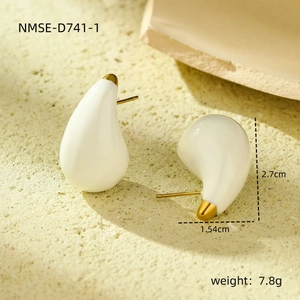 Detail view of teardrop earrings with dimensions 2.7cm and weight 7.8g information