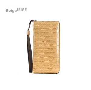 Vorderansicht der langen Damen-Geldbörse in Beige mit Krokoprägung und Handschlaufe