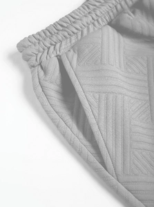 Détail du short jacquard gris clair pour homme avec taille élastique et poches latérales