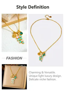 Détail du collier arbre de vie avec pierre verte et feuilles en émail coloré