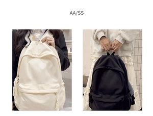 Detailansicht minimalistischer Rucksack mit Frontreißverschluss und Kordelzugtaschen