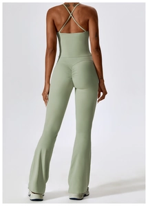 Vista trasera del top de yoga verde claro cruzado y los pantalones acampanados con fruncido