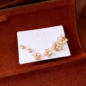 Ensemble de boucles d'oreilles fleurs en perles et zircons plaqués or 18 carats