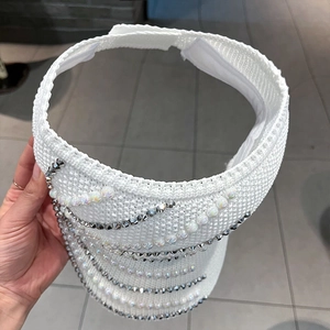 Weißer gestrickter Visier-Sonnenhut mit eleganten Perlen- und Silberperlenverzierungen
