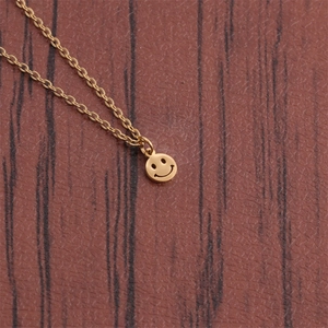 Collana in acciaio inossidabile dorato con un ciondolo rotondo a forma di faccina sorridente