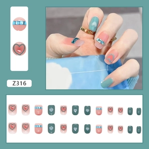 Detailansicht der Herzmuster und blauen Strasssteine auf dem rosa Nagel-Set