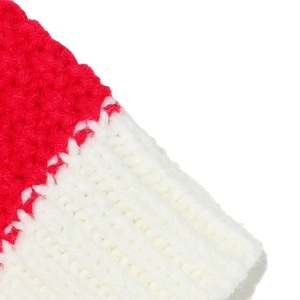 Vista macro della trama a maglia a coste rossa e bianca di un cappello di Natale