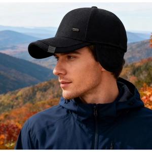Dettaglio del cappello da baseball invernale con paraorecchie e ricamo sportivo