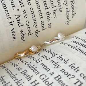 Minimalist 925 sterling silver two-tone wavy ring with elegant dual white pearls