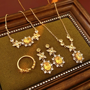 Detailansicht des vintage vergoldeten Schmucksets mit gelben Zirkonia Blüten auf Tablett