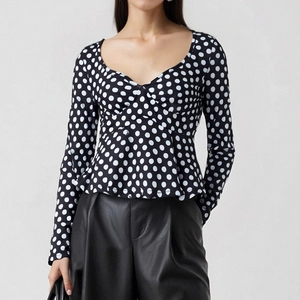 Top aderente a pois con scollo a V a cuore e fondo a balze con maniche lunghe